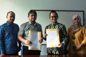 Wakil Rektor III Uniku, Ilham Adhya, M.Si berfoto bersama usai penandatanganan MoU.
